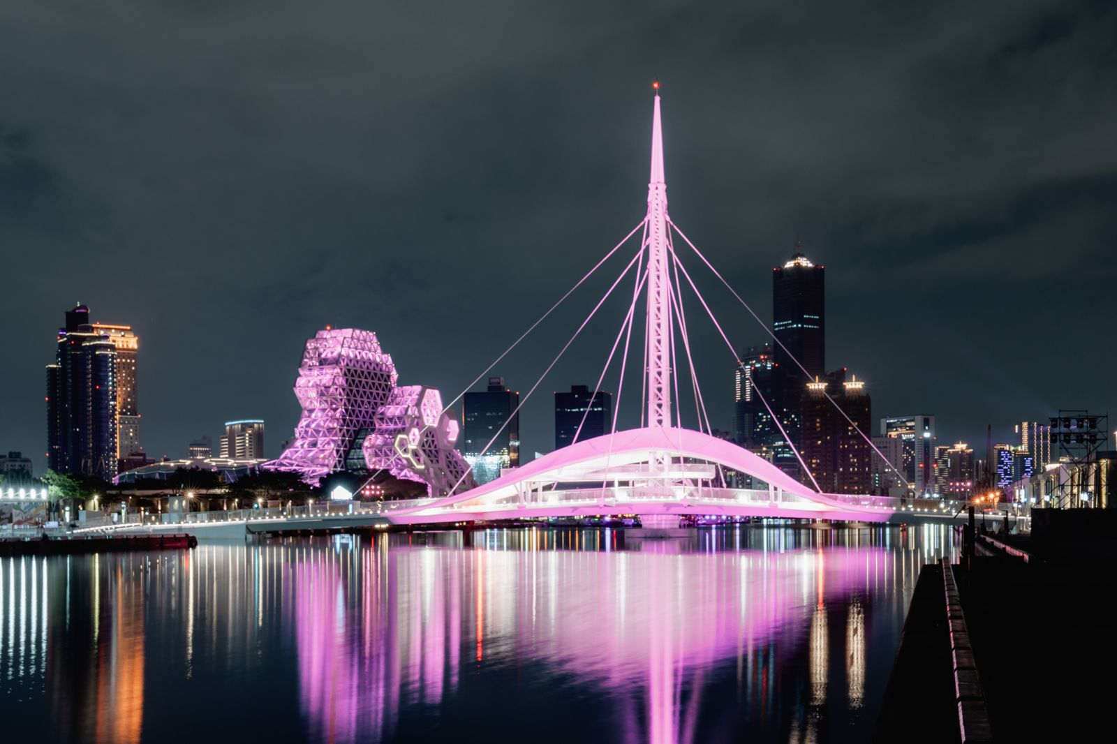 大港橋打上粉紅色系燈光。Live Nation Taiwan提供