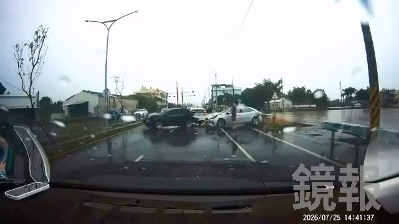 驚險車禍瞬間曝光,可見黑車遭猛烈推撞後失控旋轉,接著撞向外側車道車輛,現場撞成一團。畫面授權 threads lovechiayihome