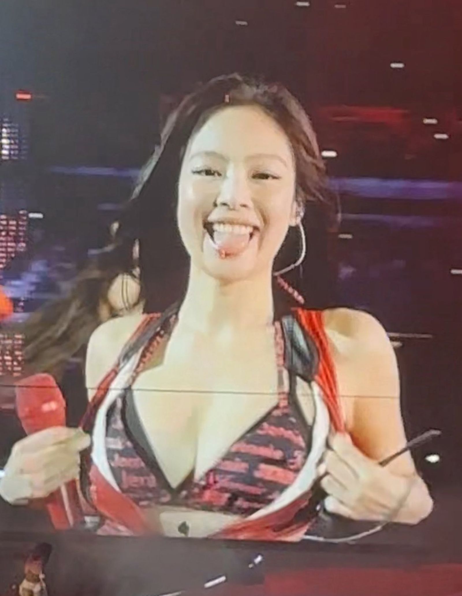 Jennie突然扯開上衣讓觀眾嗨到扯嗓尖叫。翻攝X