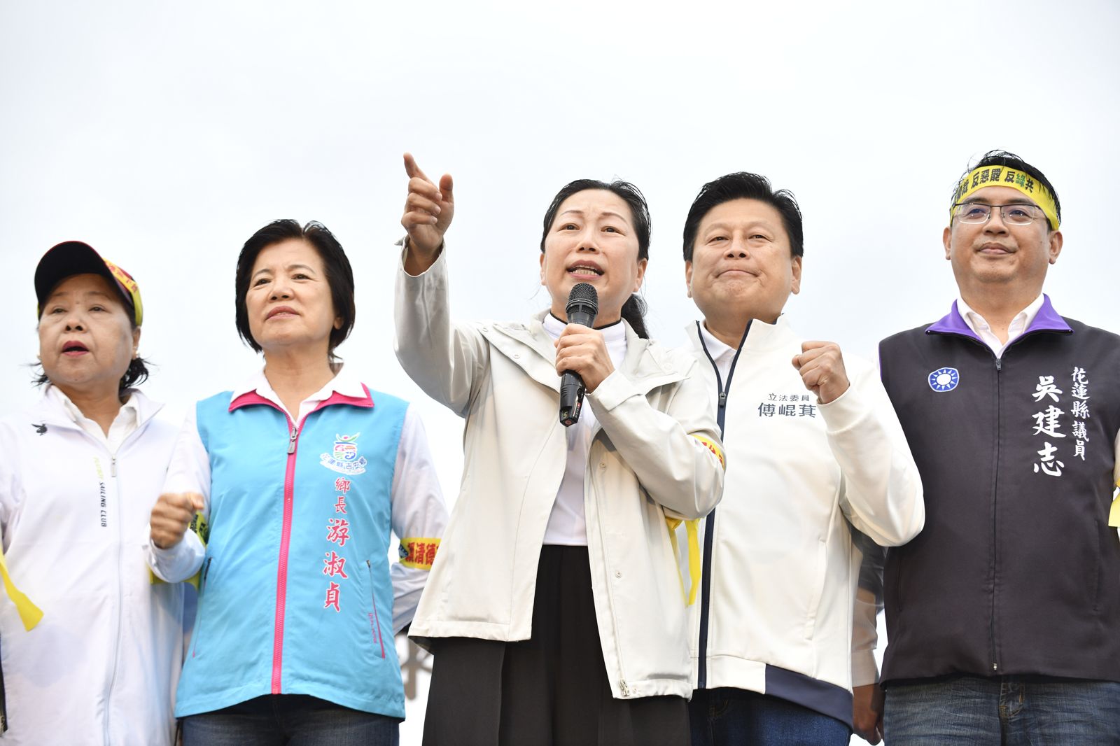 在傅崐萁(右2)因炒股案入獄後,其妻徐榛蔚(中)接棒參選花蓮縣長並當選。(資料照片/李智為攝)