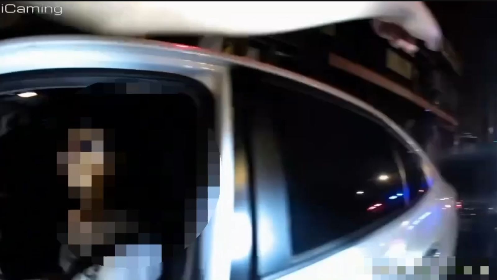 警方示意鐘男下車受檢。翻攝畫面