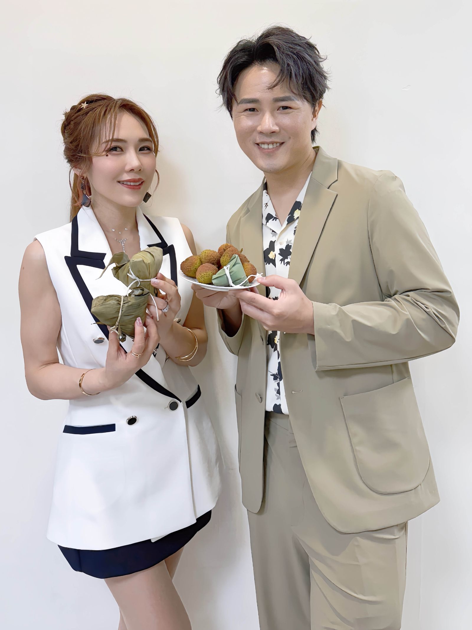 吳申梅與陳孟賢合體祝賀佳節安康。放音樂提供