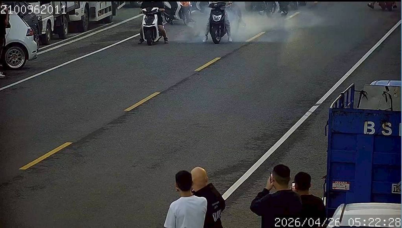 過程中還有俗稱燒胎的危險駕駛行為。翻攝畫面