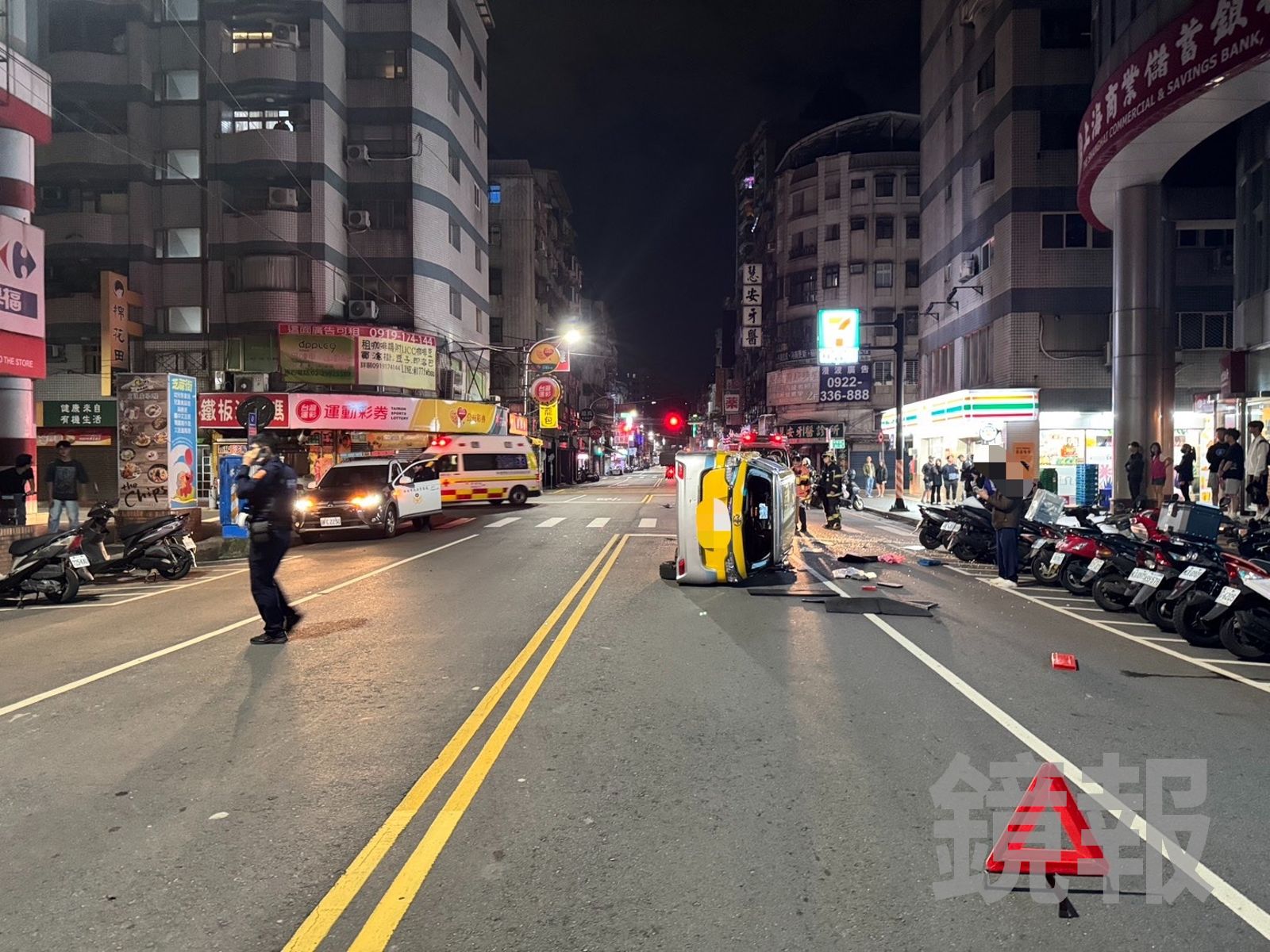 計程車遭撞側翻。翻攝畫面