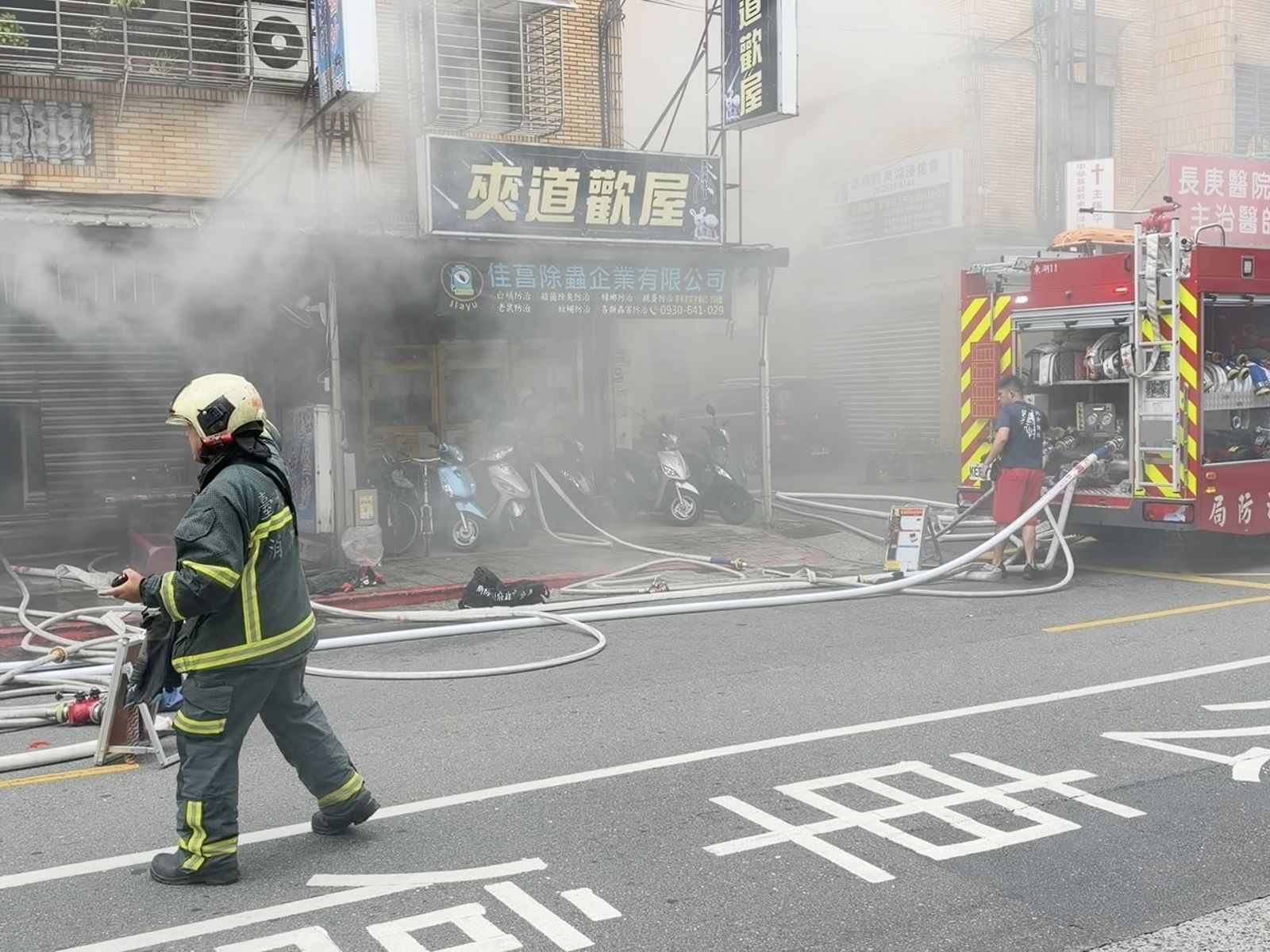 北市康樂街一間燒烤店突傳火警,警消到場灑水灌救。翻攝畫面