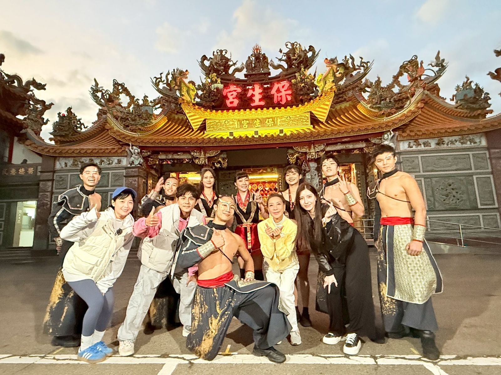 一行人來到魚米之鄉桃園新屋。民視提供