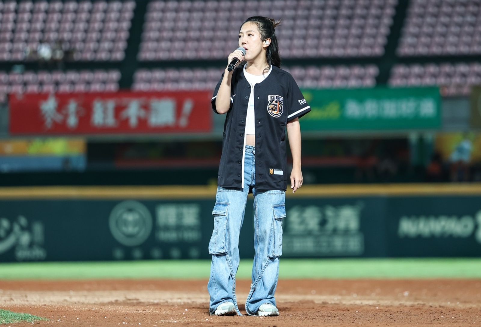 李竺芯入圍金曲後首度回家鄉的球場獻唱。統一7-ELEVEN獅提供