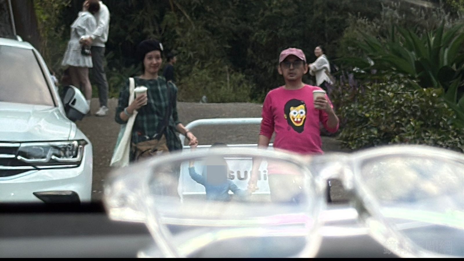 孟耿如（左）、黃子佼（右）今年一家三口出遊被讀者直擊。讀者提供