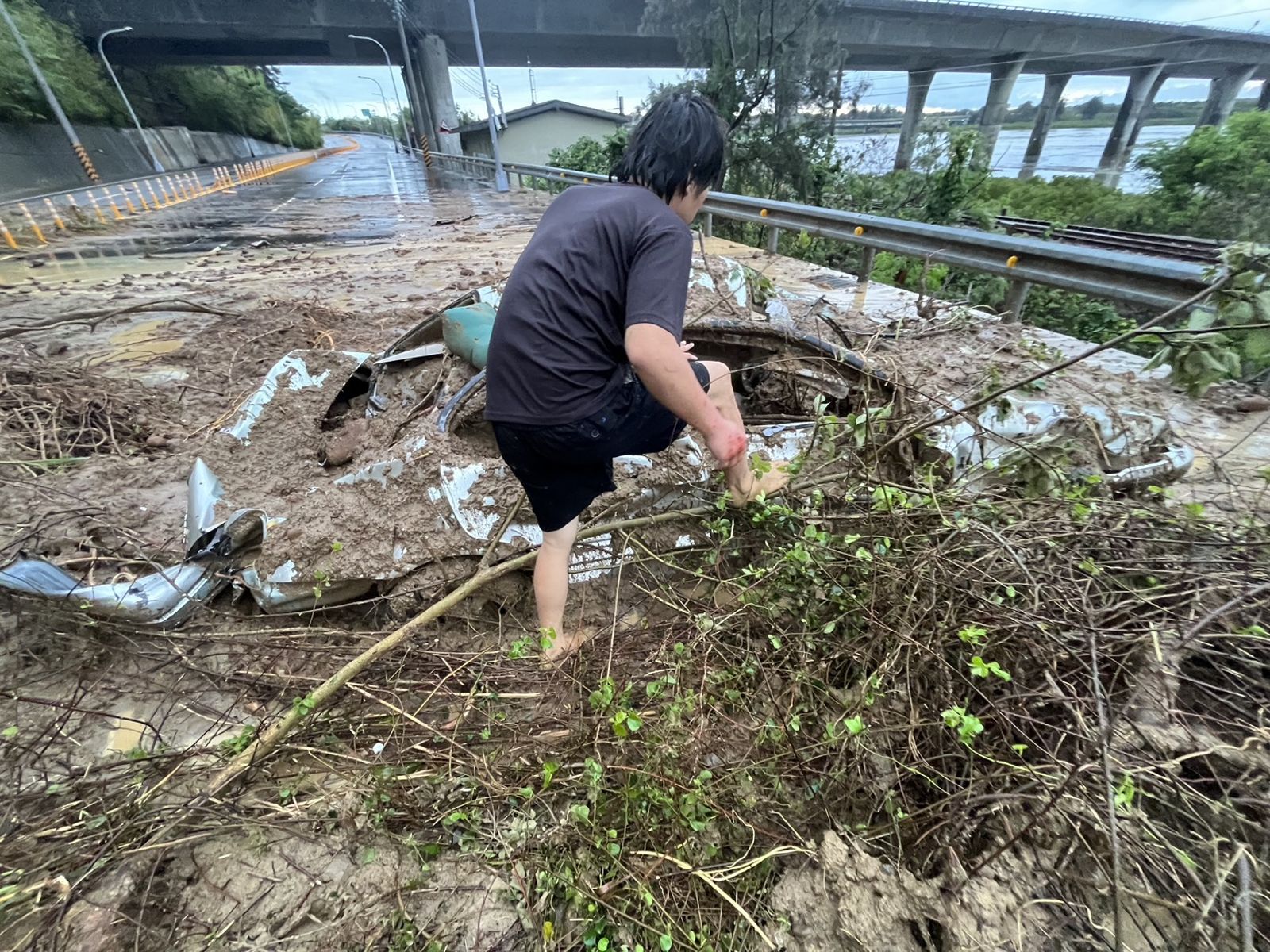 暴雨驚魂!苗9線土石崩落壓扁轎車 駕駛「頸椎骨裂」脫困畫面曝光