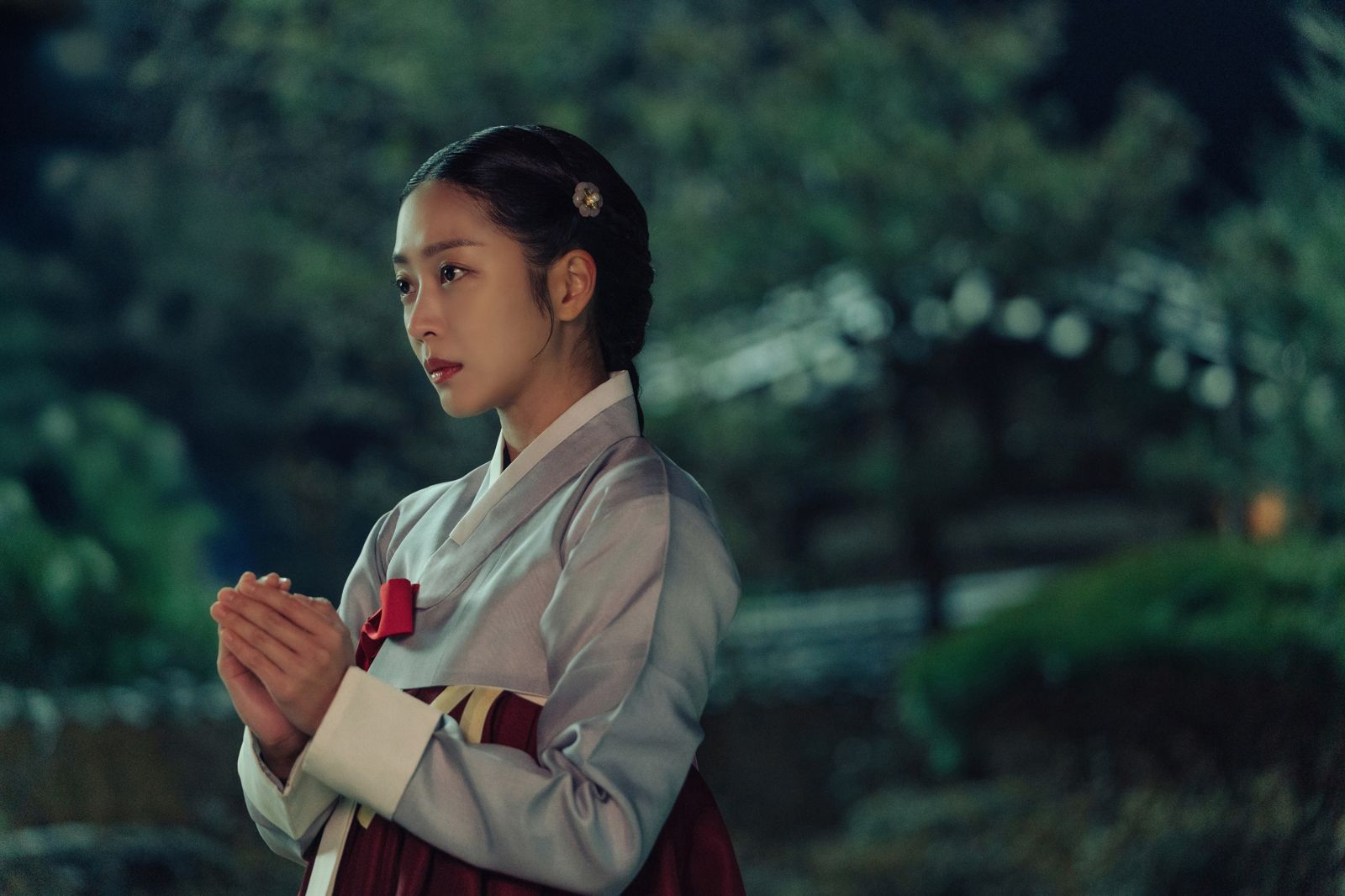 曹寶兒在《吞金》一心找尋失蹤的弟弟。Netflix提供