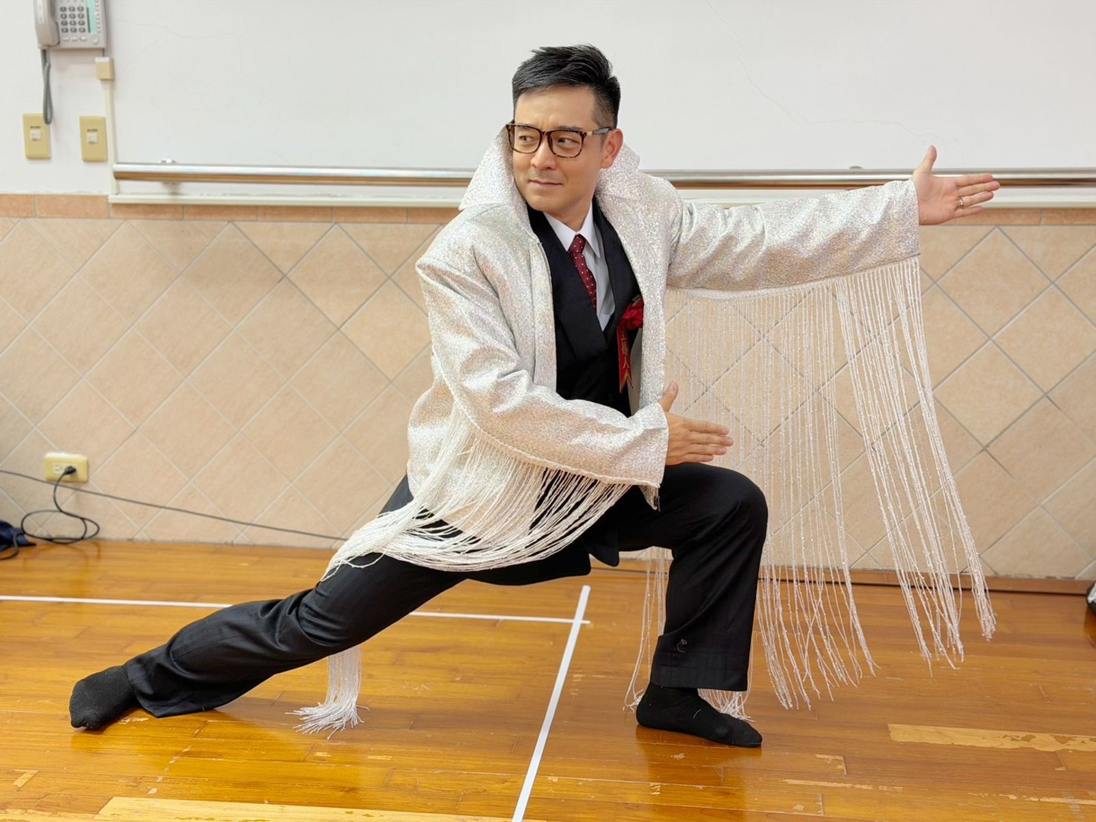 前主播超華麗造型「嫁女兒」！扮成高凌風嗨喊過癮　「女婿」拚了展現特技