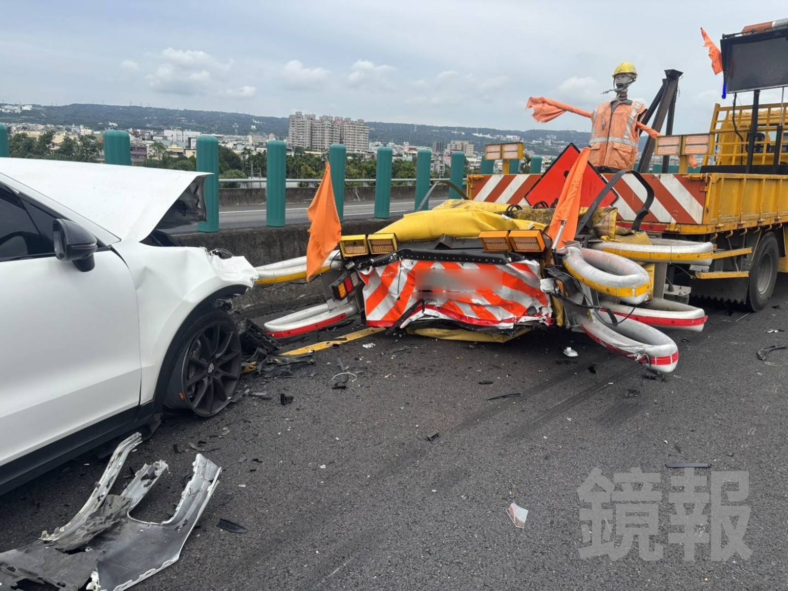 白色保時捷追撞國道施工緩撞車，車頭嚴重損毀。警方提供