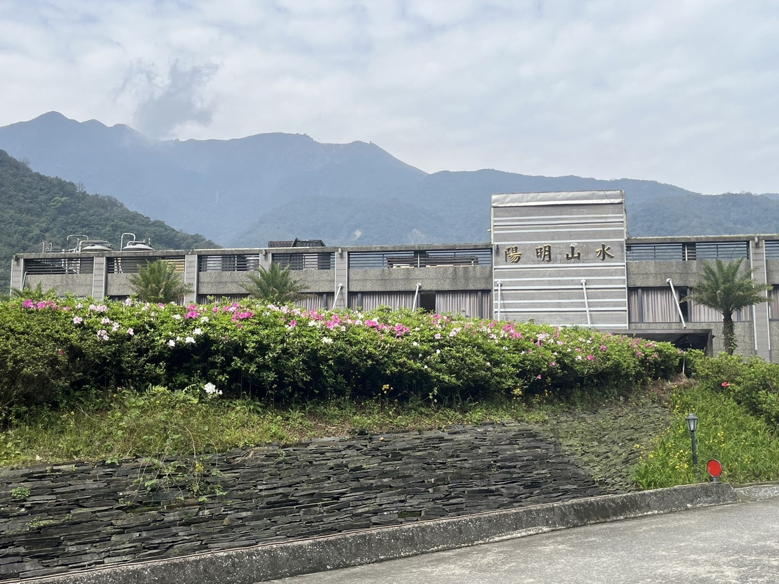 裸湯客人「邊泡邊滑手機」!工作人員當沒事:不能強制制止…會館急道歉滅火