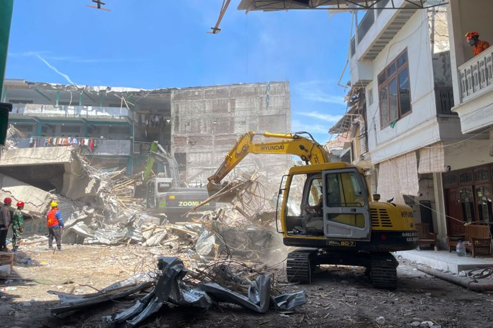 印尼百年老校「加蓋2層」坍塌!學生遭集體活埋至少54死、多人失聯1週