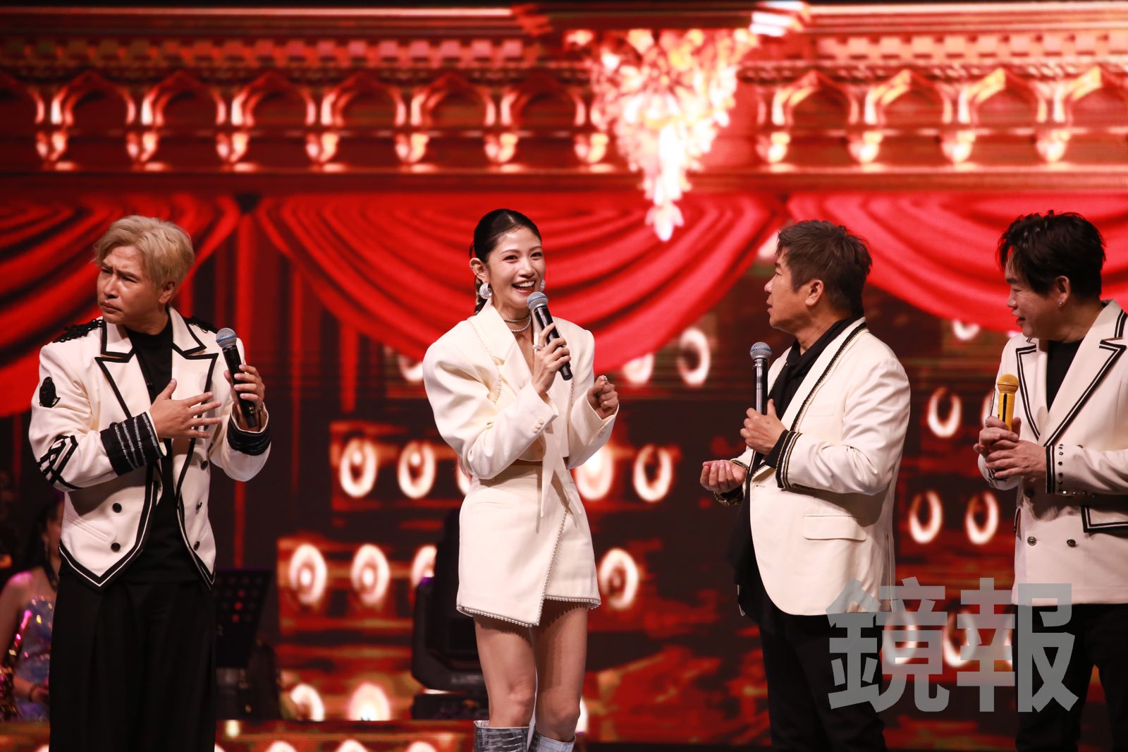 李千娜（左2）私下因失言風波情緒低落。李鍾泉攝