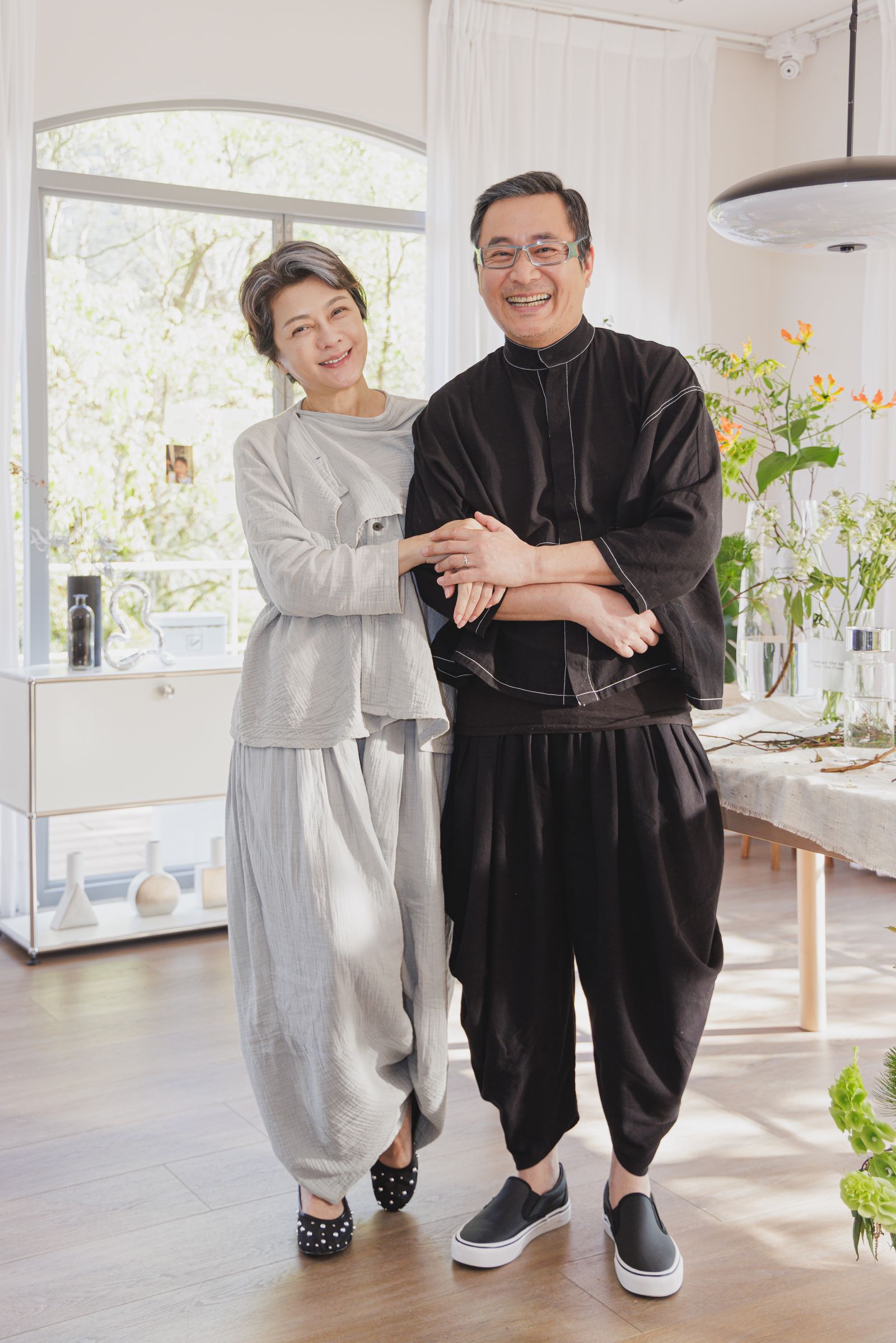 陶喆〈陪你〉MV中湯志偉與葛蕾飾演白髮夫妻。妻子記憶退化，幾乎認不得身邊的愛人，他卻不離不棄，用便利貼提醒她生活的點滴。偉大文化提供