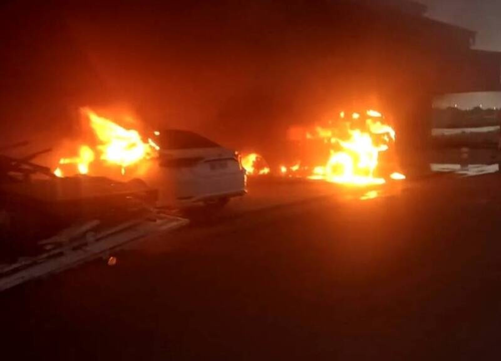 台南仁德鐵工廠突爆火警　疑甲苯洗地釀禍　烈焰狂燒波及車輛
