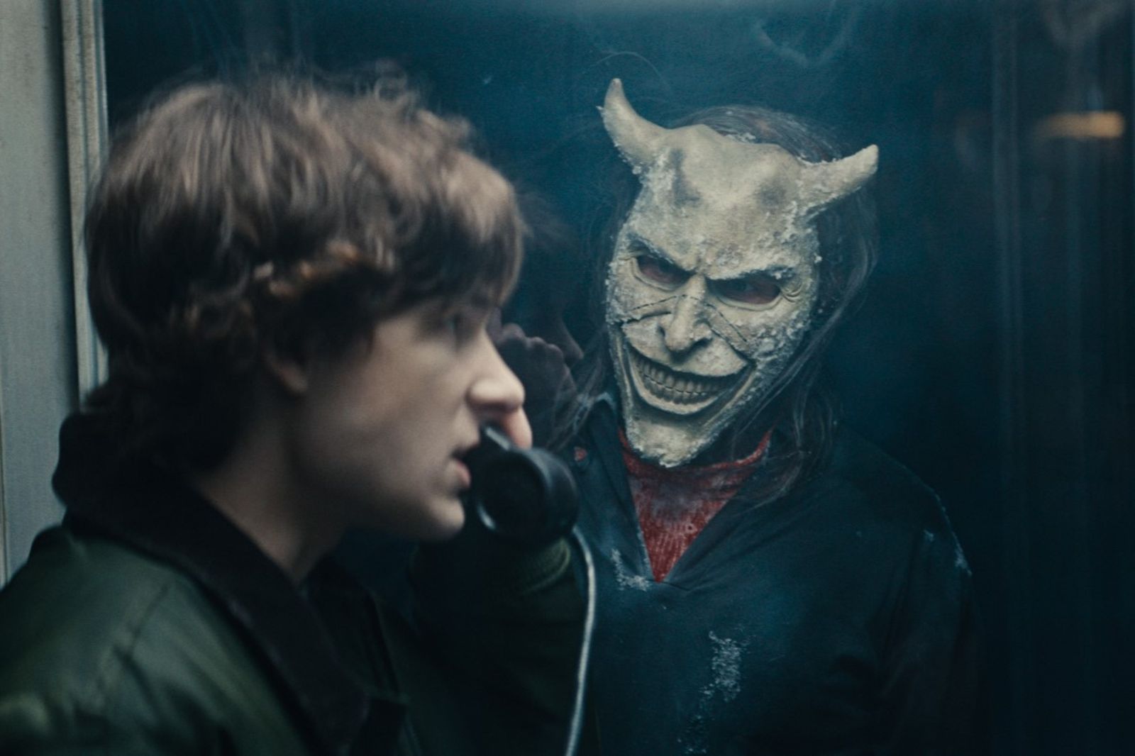 《闇黑電話2》邪惡再臨　伊森霍克化身「擄童怪」復活追殺　