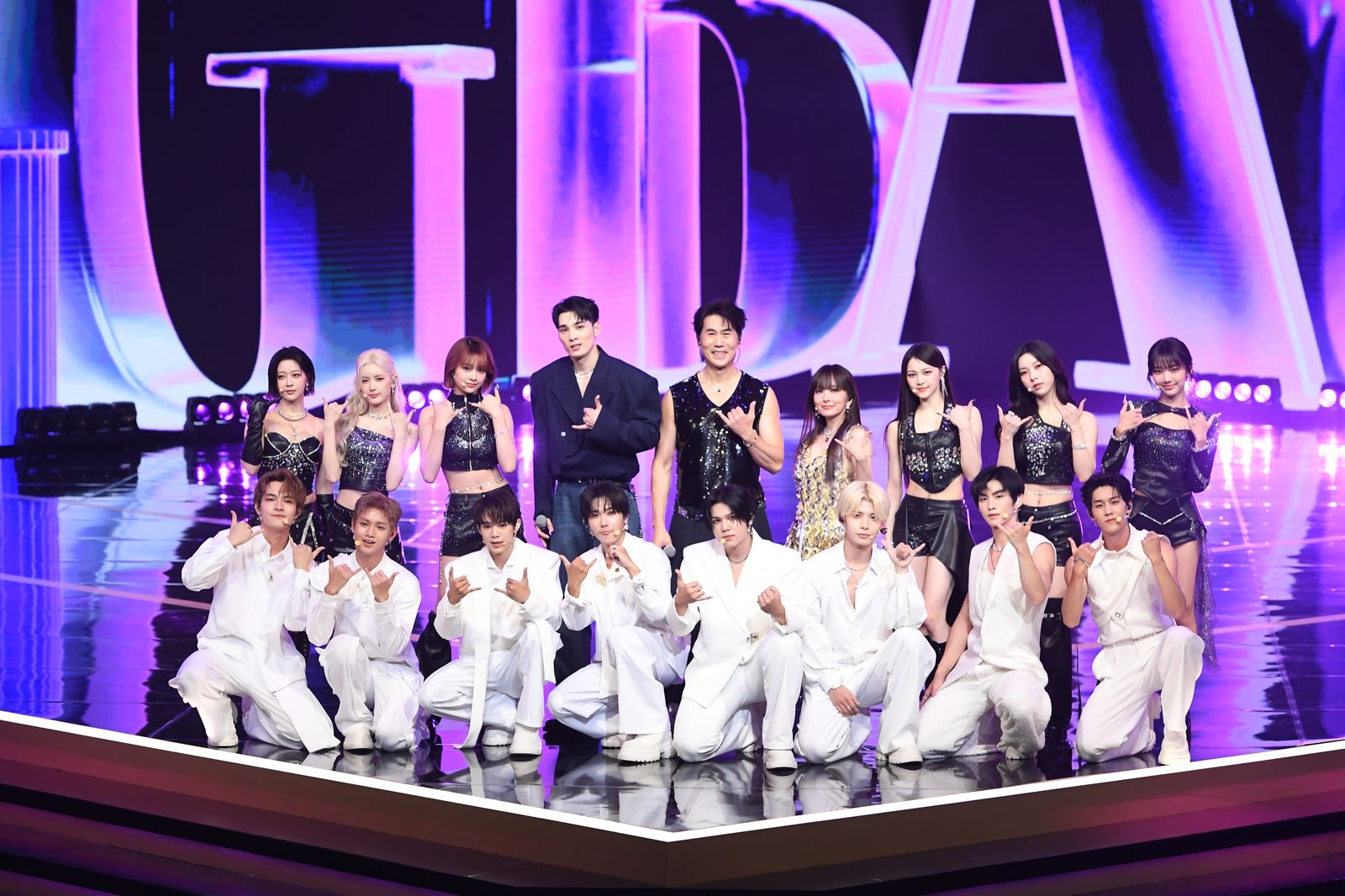 羅時豐搭檔ARKis、GENBLUE幻藍小熊，以及愛紗、黃偉晉一同表演。三立提供