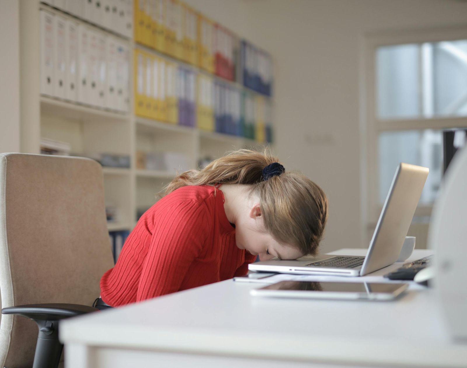 OL遭上司強逼「吃下蟲蟲火鍋」 想辭職還被飆罵阻止