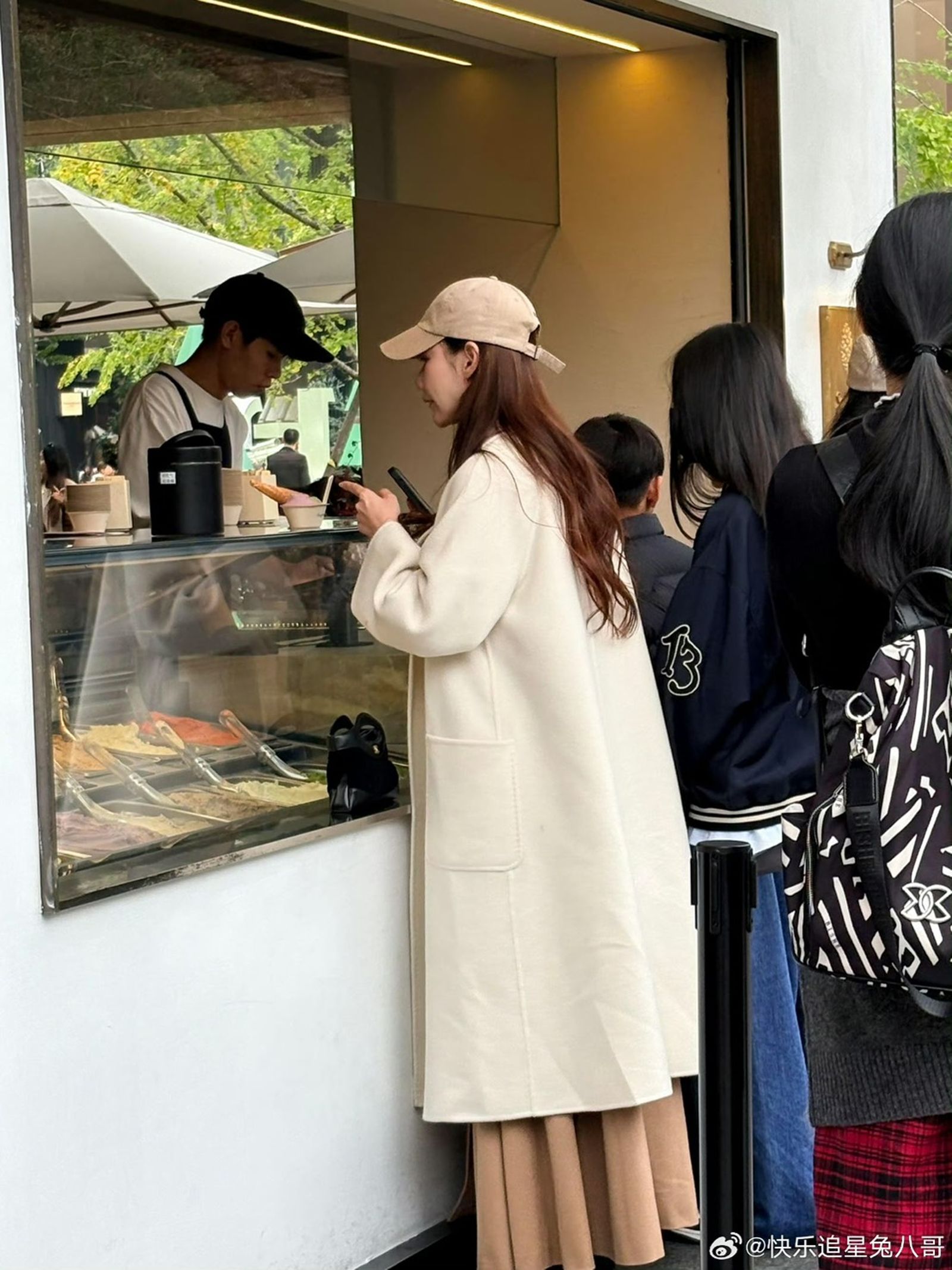 馬筱梅被中國網友拍到帶著汪希玥跟弟弟汪希箖逛街。翻攝微博