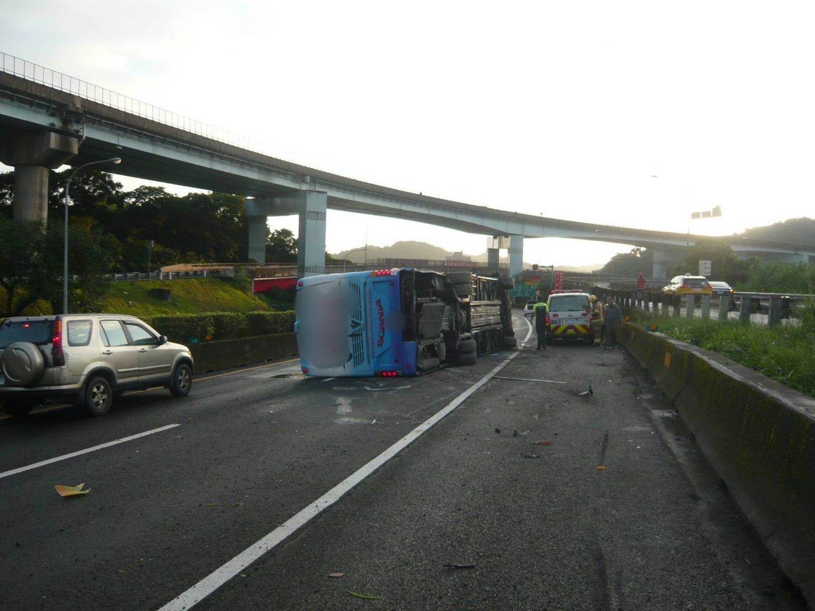 國道1號八堵段客運突翻覆　疑疲勞駕駛釀禍駕駛送醫急救
