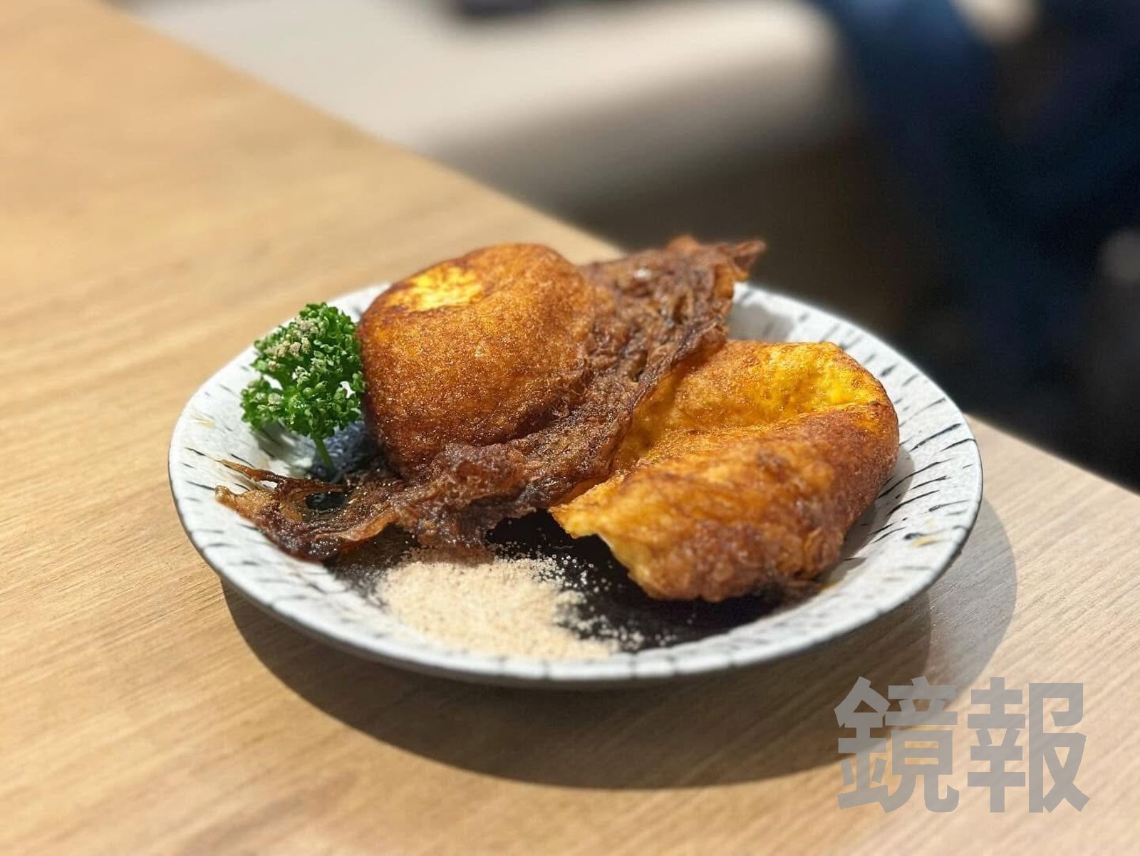 「經典古早麻油炸蛋」外表酥香,內裡還有半熟蛋黃。(39 元/顆)