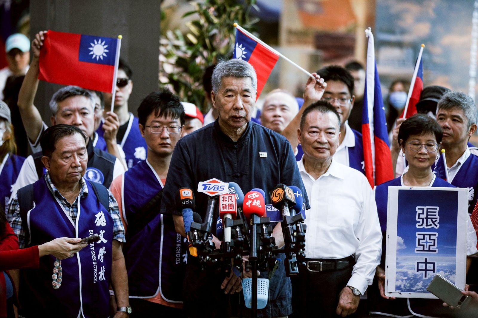 孫文學校校長張亞中今天（19日）前往黨中央領表登記。（圖／鄒保祥攝）