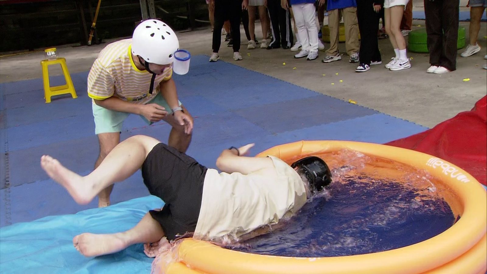 胡瓜《綜藝大集合》錄影無預警倒地！阿翔嚇壞：怎麼不動了