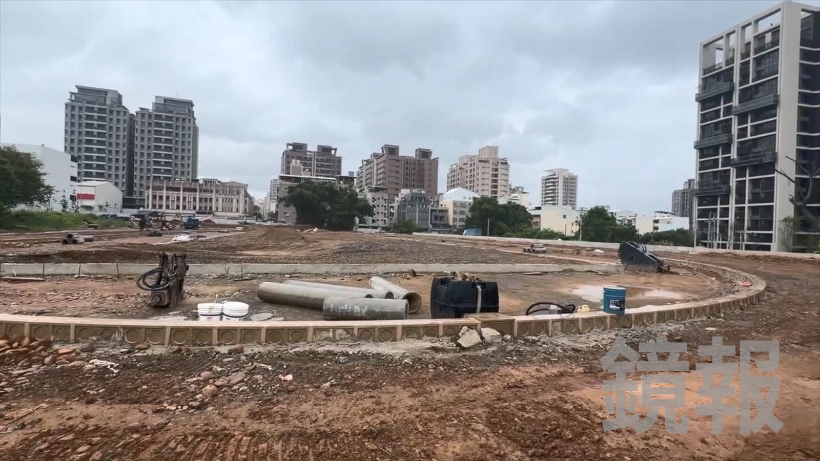開學倒數4天，台中南屯區新成立的文山國中還沒完全蓋好，操場還是工地狀態。圖／台中市議員何文海提供