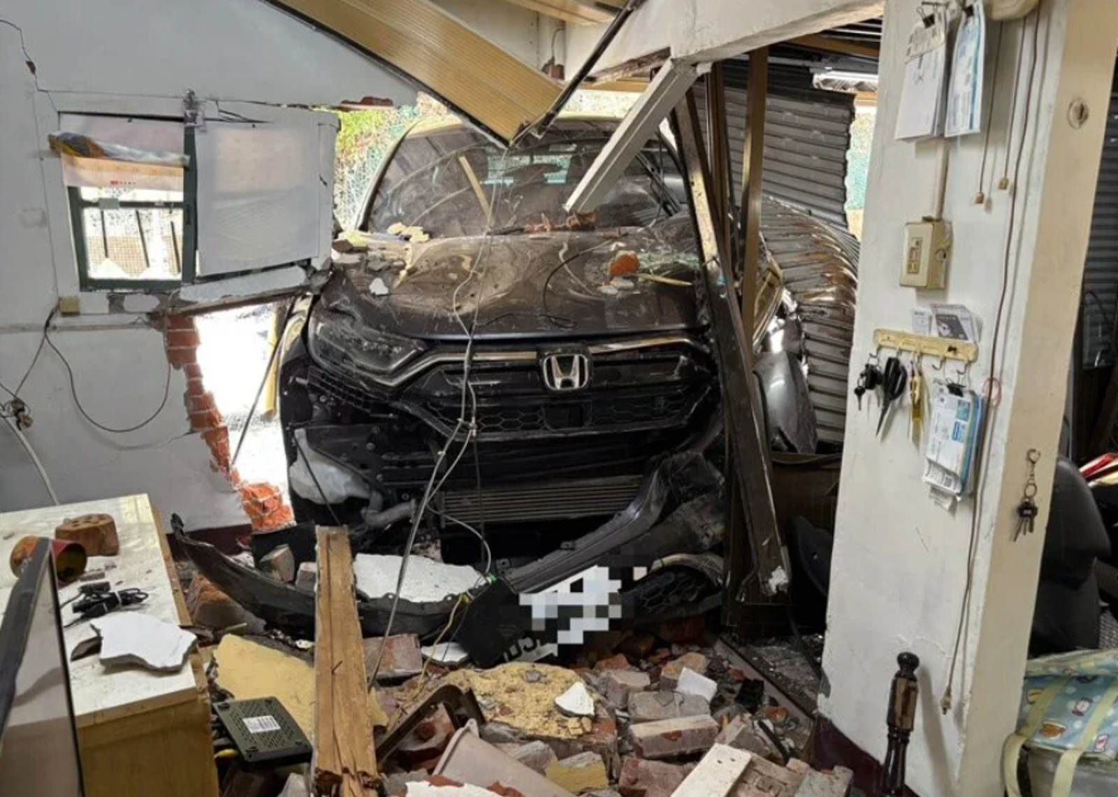 禍從天降！台中夫妻客廳聊天「牆壁突被撞破」 7旬婦載尪橫衝進家門