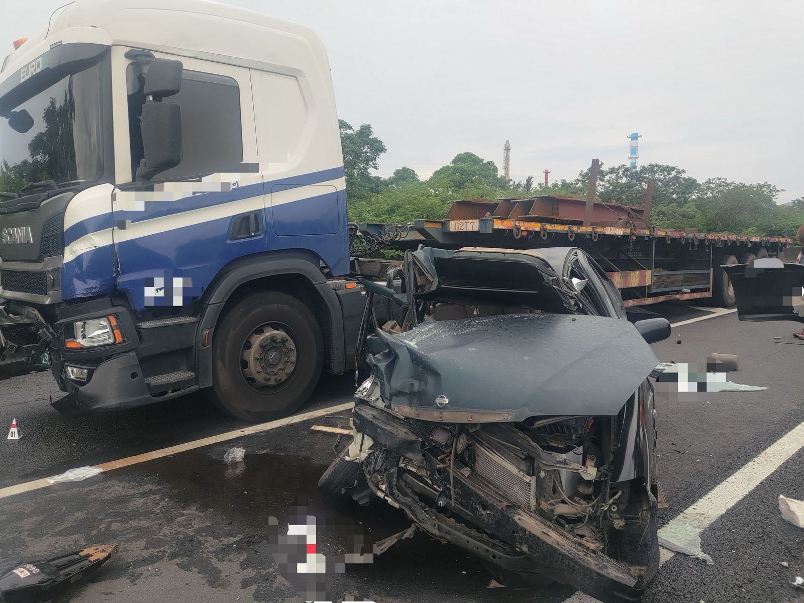 國1仁德段驚悚車禍!轎車閃「神祕鐵塊」遭聯結車撞爛 慘釀1死4傷