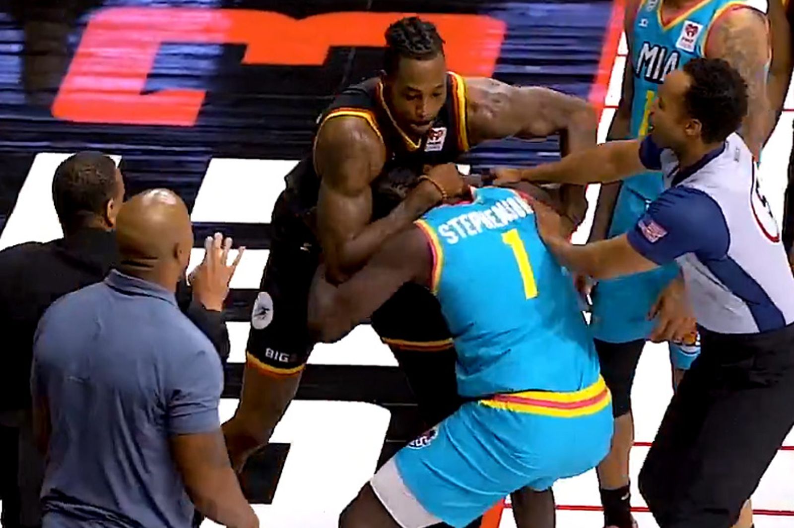 籃球／場上打到場下！前NBA球星Howard、Stephenson在BIG3比賽上演全武行