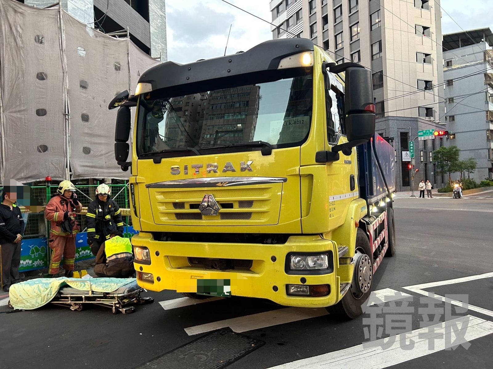 疑大貨車視線死角　6旬單車婦遭撞全身多處骨折送醫
