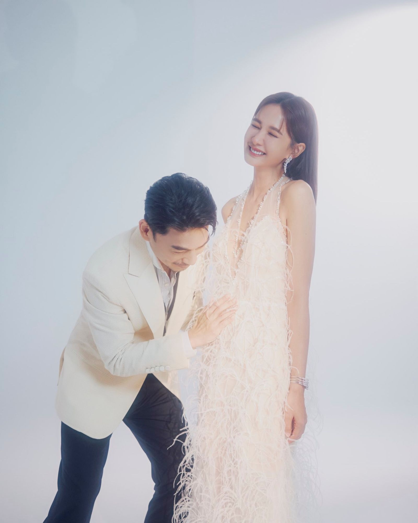 阿Ken（左）摸著安心亞的肚子超有哏。翻攝FB@安心亞 Xinya An