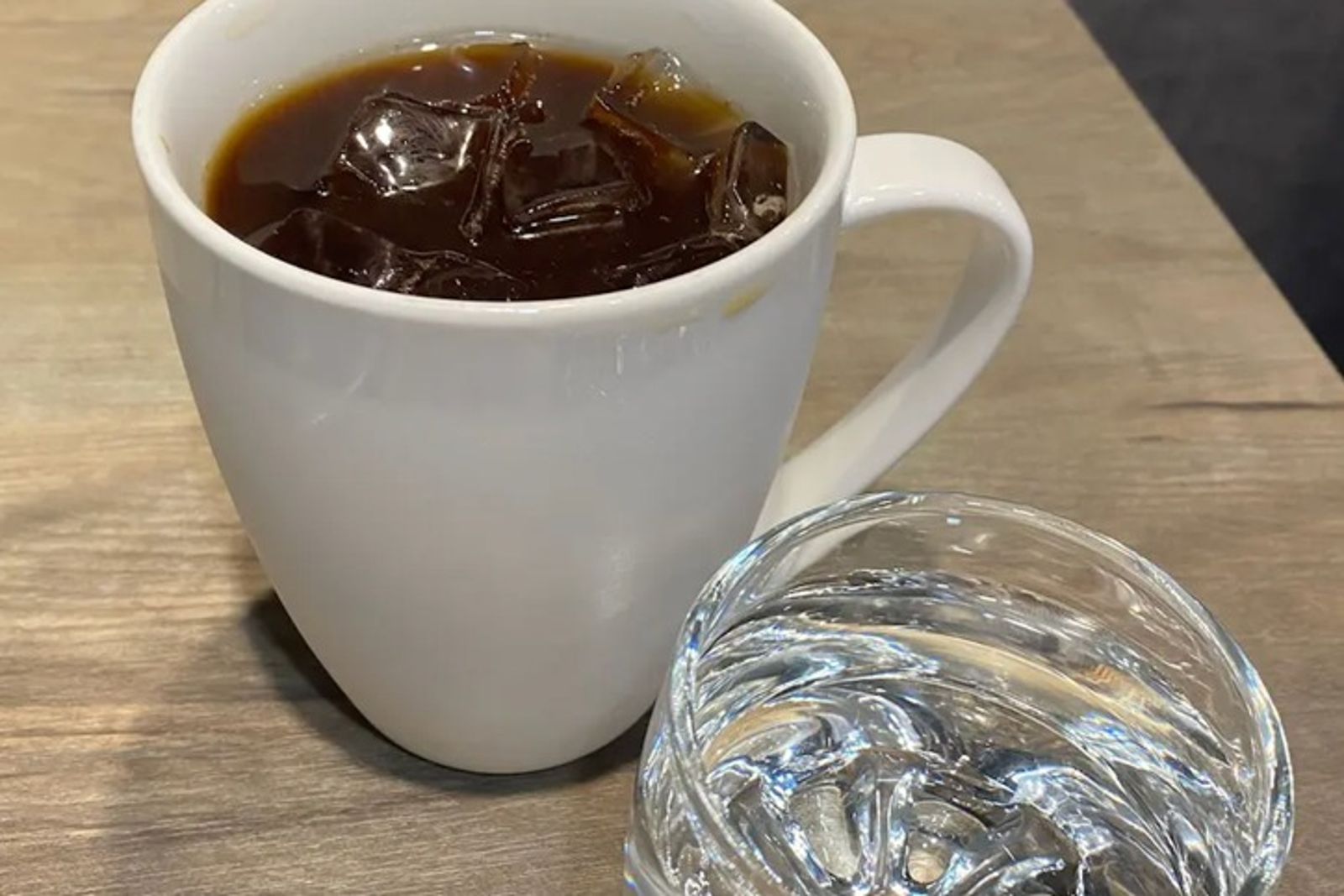 台北連鎖咖啡廳「當場羞辱客人」！只為倒一杯溫開水