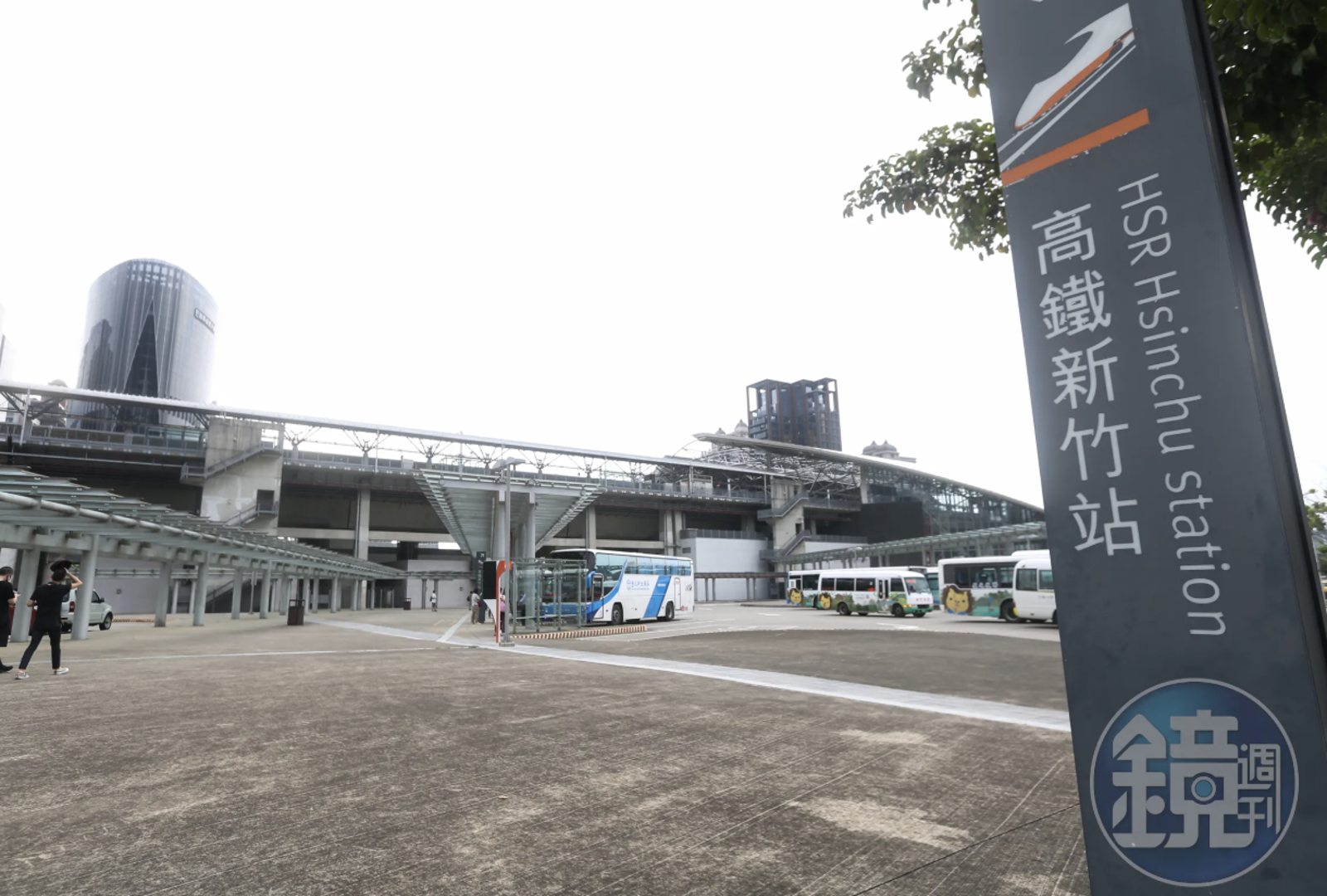 新竹高鐵站有怪客!大批騎士安全帽被「灌尿」 她套塑膠袋也被撕開