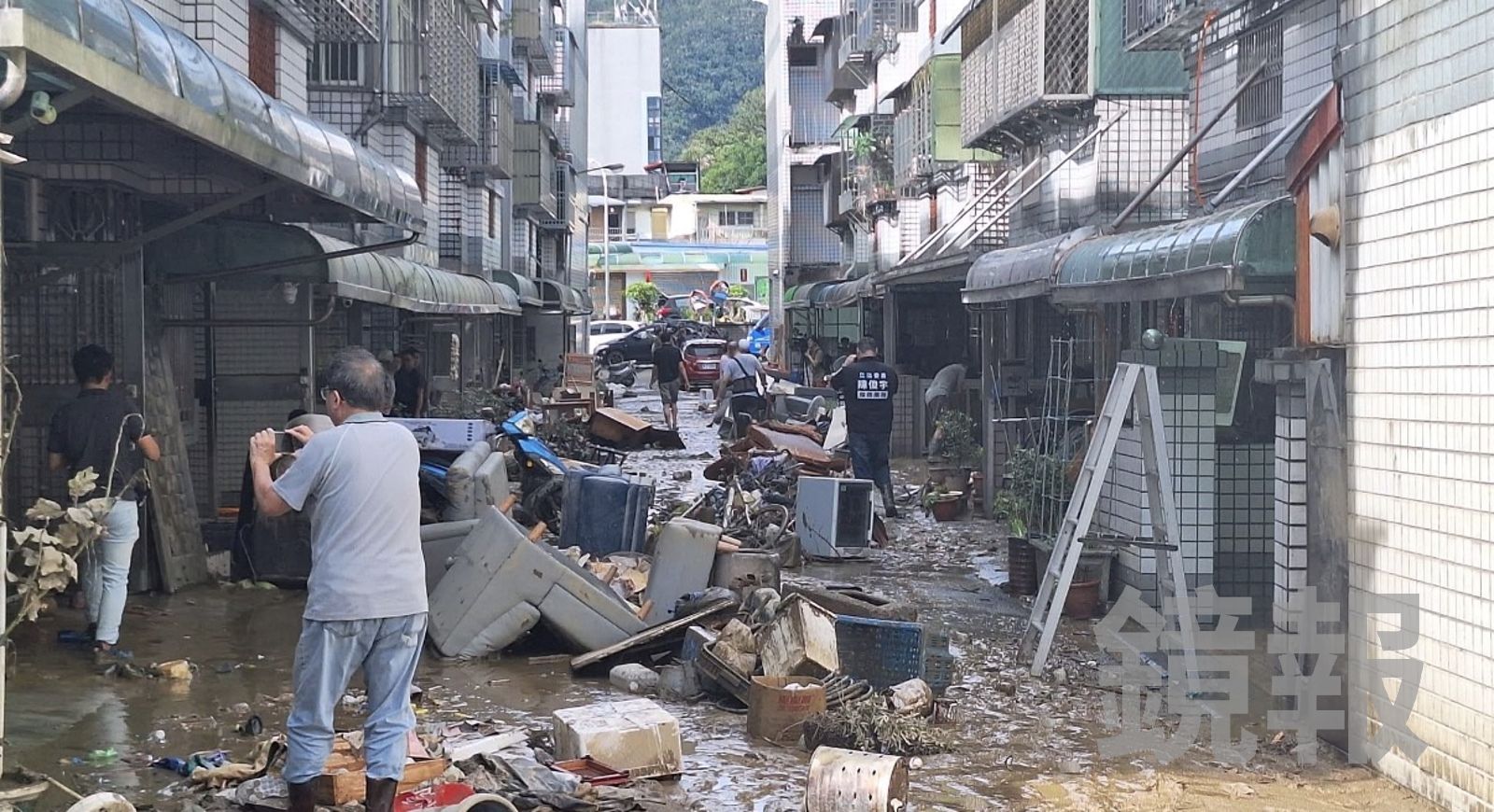 宜蘭蘇澳今（12日）基水退去後，街道滿是泥濘與損毀傢俱。翻攝蘇澳鎮公所臉書