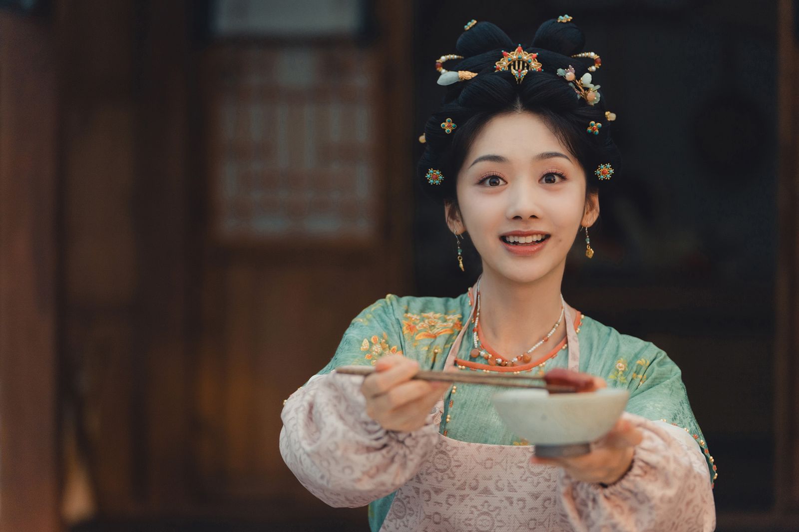 「國漫女神」招認：肉眼可見變胖　養成吃貨男主角！不顧形象狂嗑豬腳