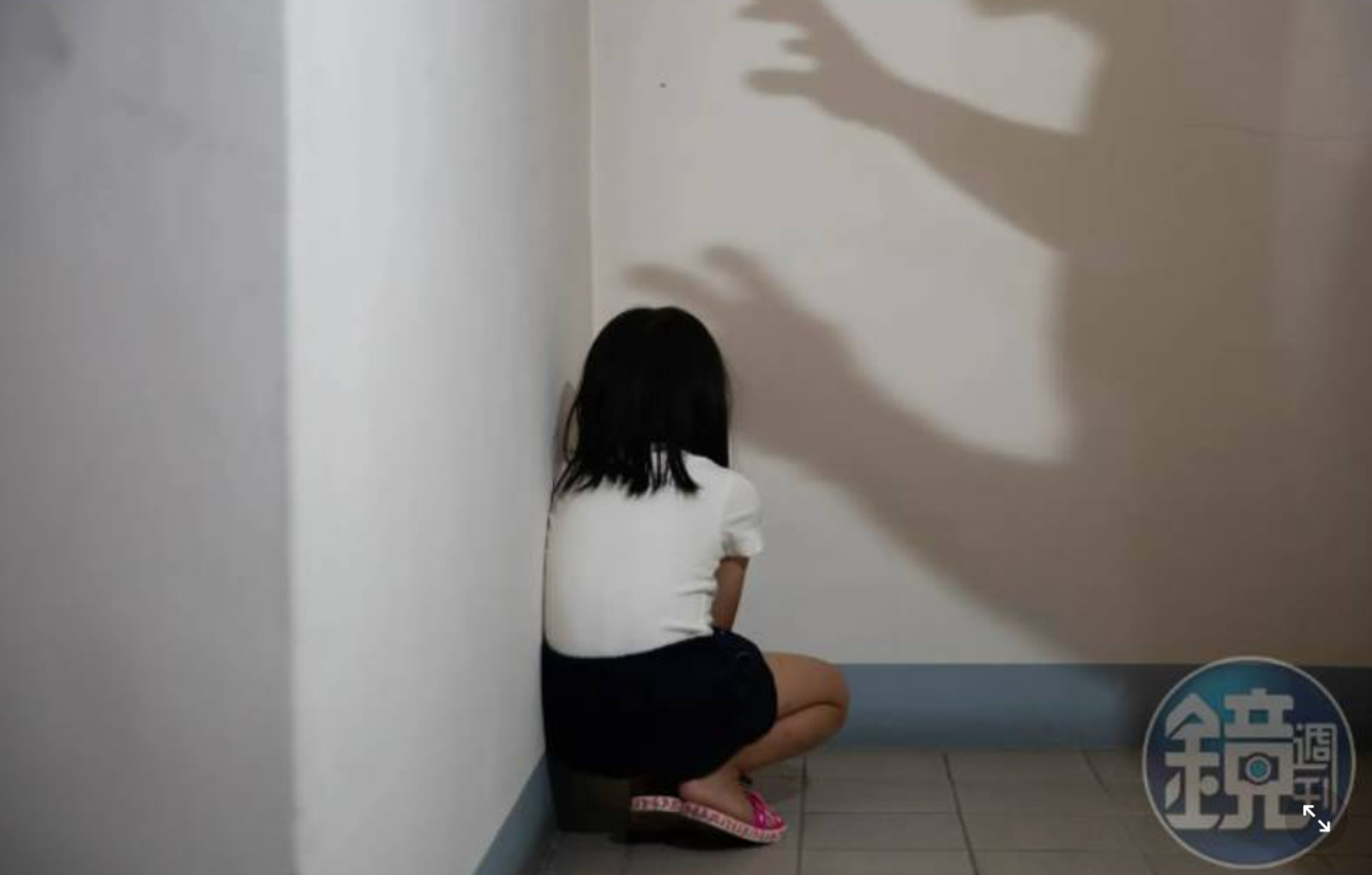 狼父播放色情片伸魔爪!台東繼父「硬摸、掀衣頂下體」辯刮痧 少女崩潰向老師求救