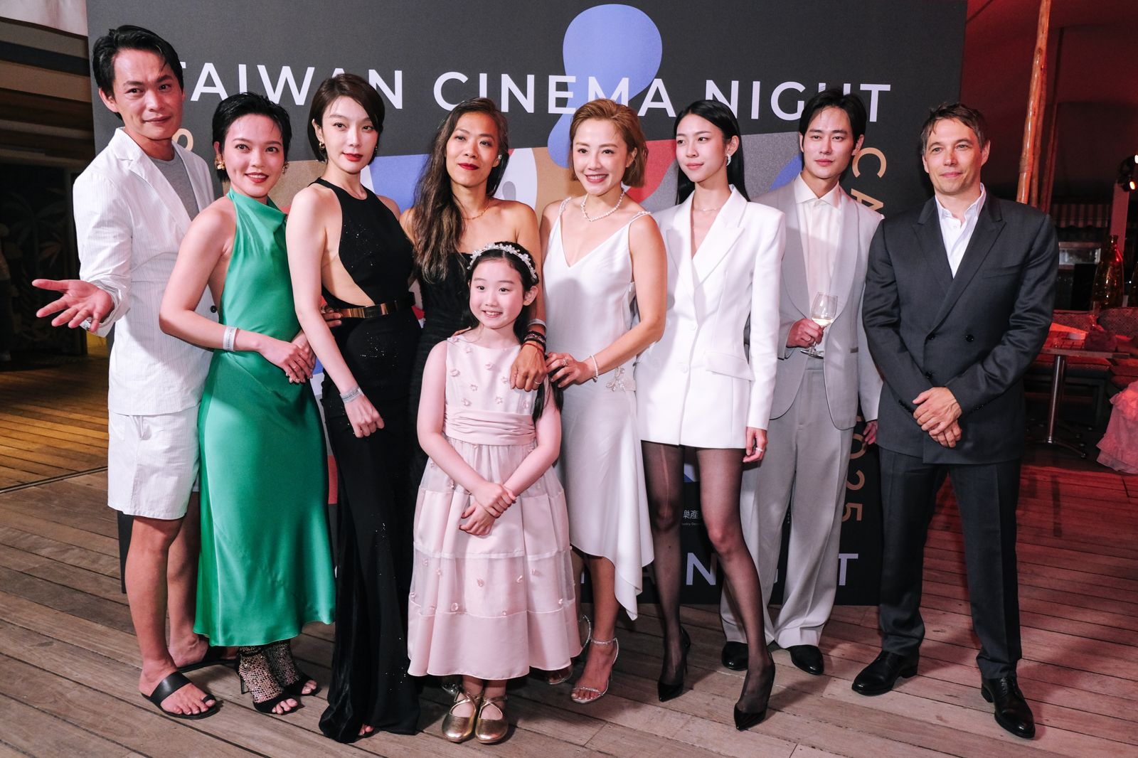 《左撇子女孩》入選坎城影展，演員黃鐙輝（左起）林嫣、蔡淑臻、導演鄒時擎葉子綺（前）(前排正中)、馬士媛、小8張允曦、夏騰宏出席坎城影展。左撇子女孩電影製作有限公司提供