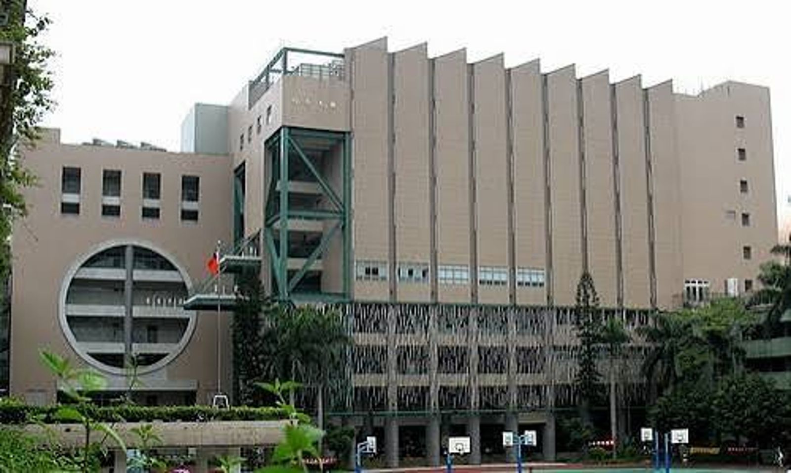 成功高中突跳電「全校黑壓壓」!緊急宣布線上教學 校方:台電保險絲燒掉