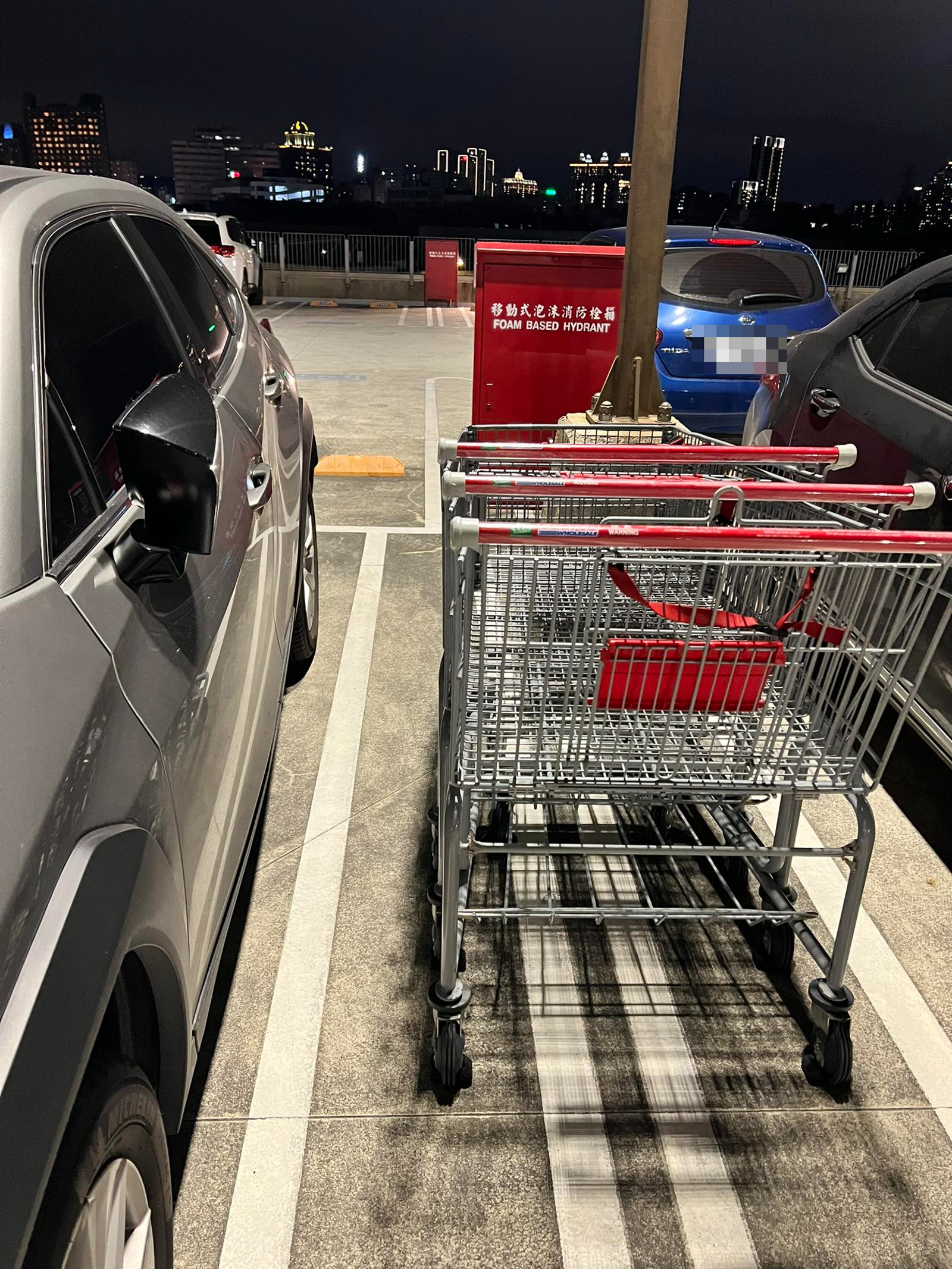 有網友痛批好市多會員「亂丟推車」害自己只能爬副駕上車。圖／翻攝自臉書