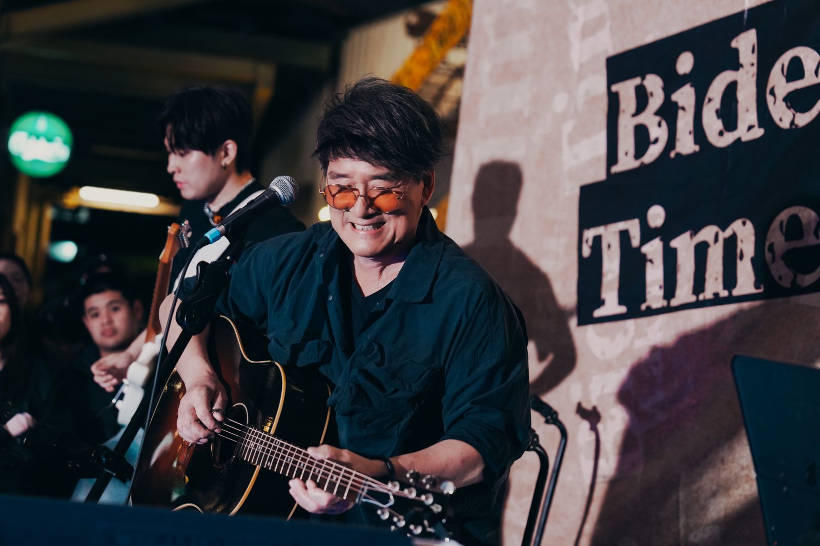 65歲國民歌王竟在街頭「擺攤」！現場失控畫面曝光　男粉齊吼：嫁給你