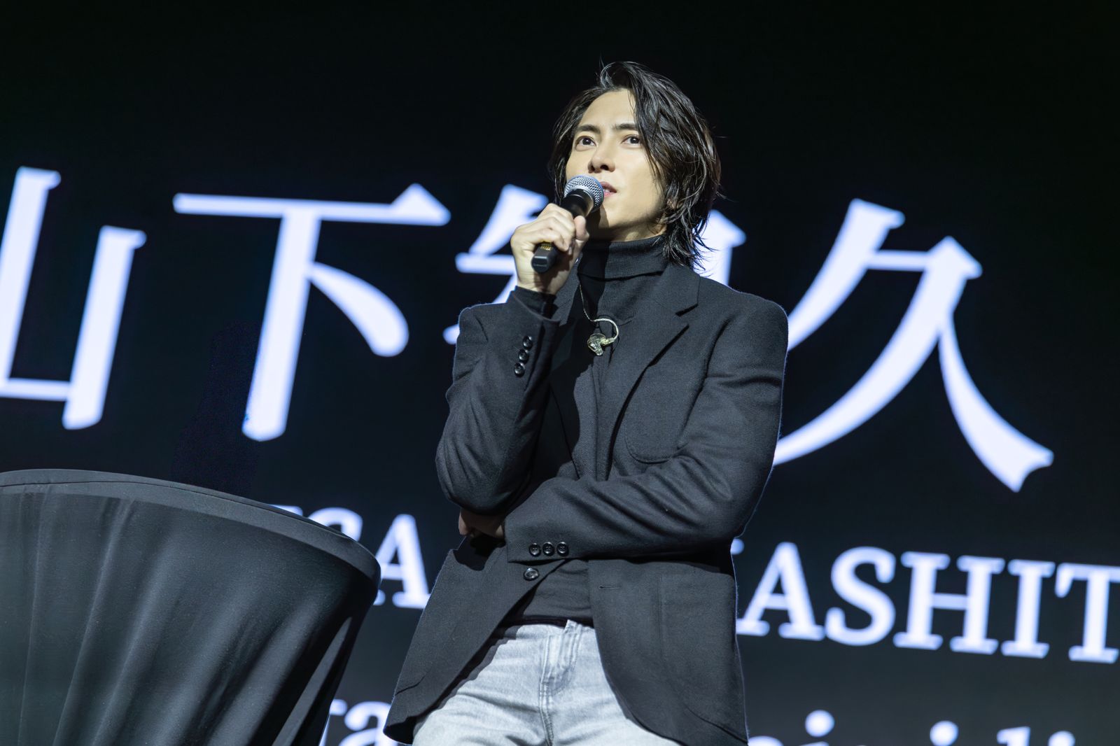 直擊/山下智久跪地熱唱〈擁抱我小姐〉!當場嗑小籠包 自曝:我7點就健身能多吃