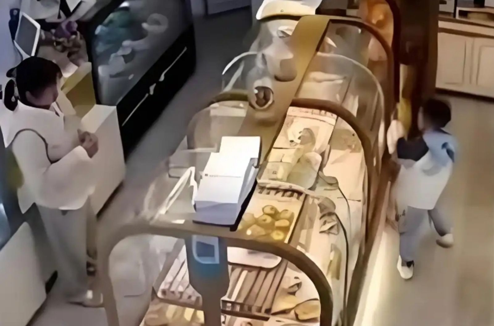 屁孩伸手「偷摸蛋糕」店員提醒 恐龍媽誣賴商品「吃壞肚子」