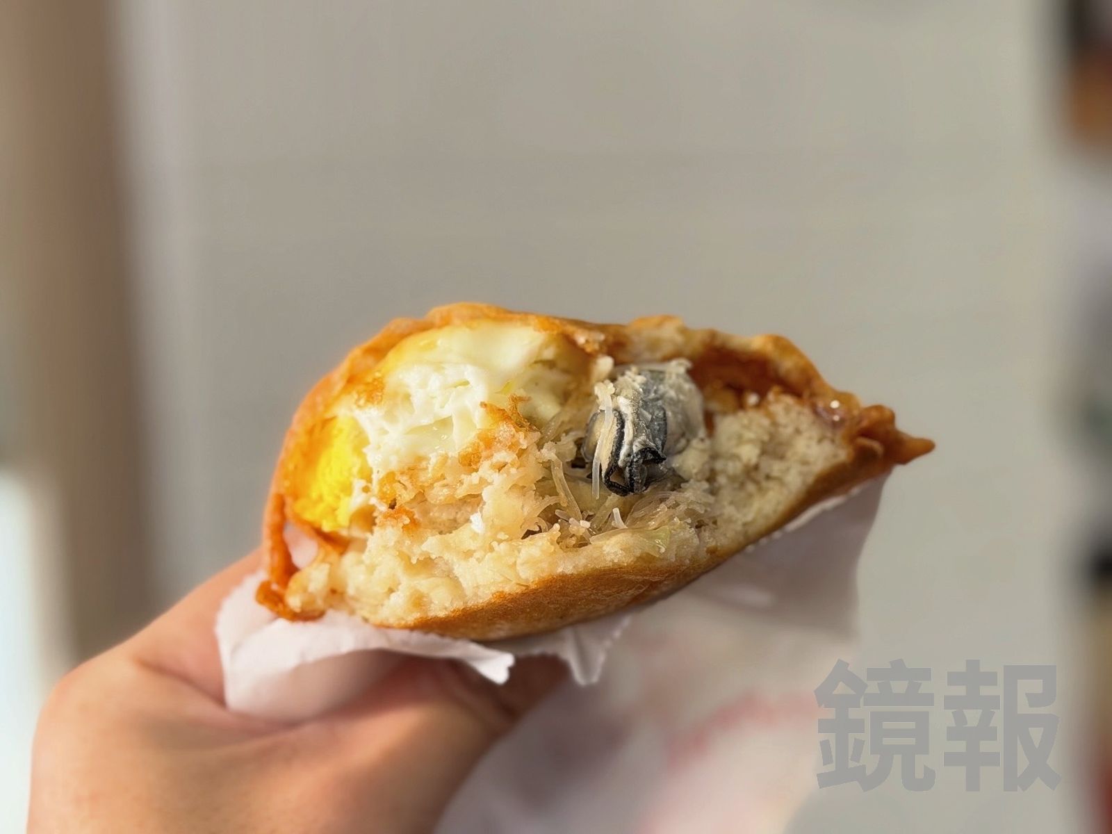 包入底餡、蚵仔、蛋的「𧋘餅」,外脆內嫩,餡料味道較淡,加點豆瓣醬跟素蠔油更夠味。(70元/份)