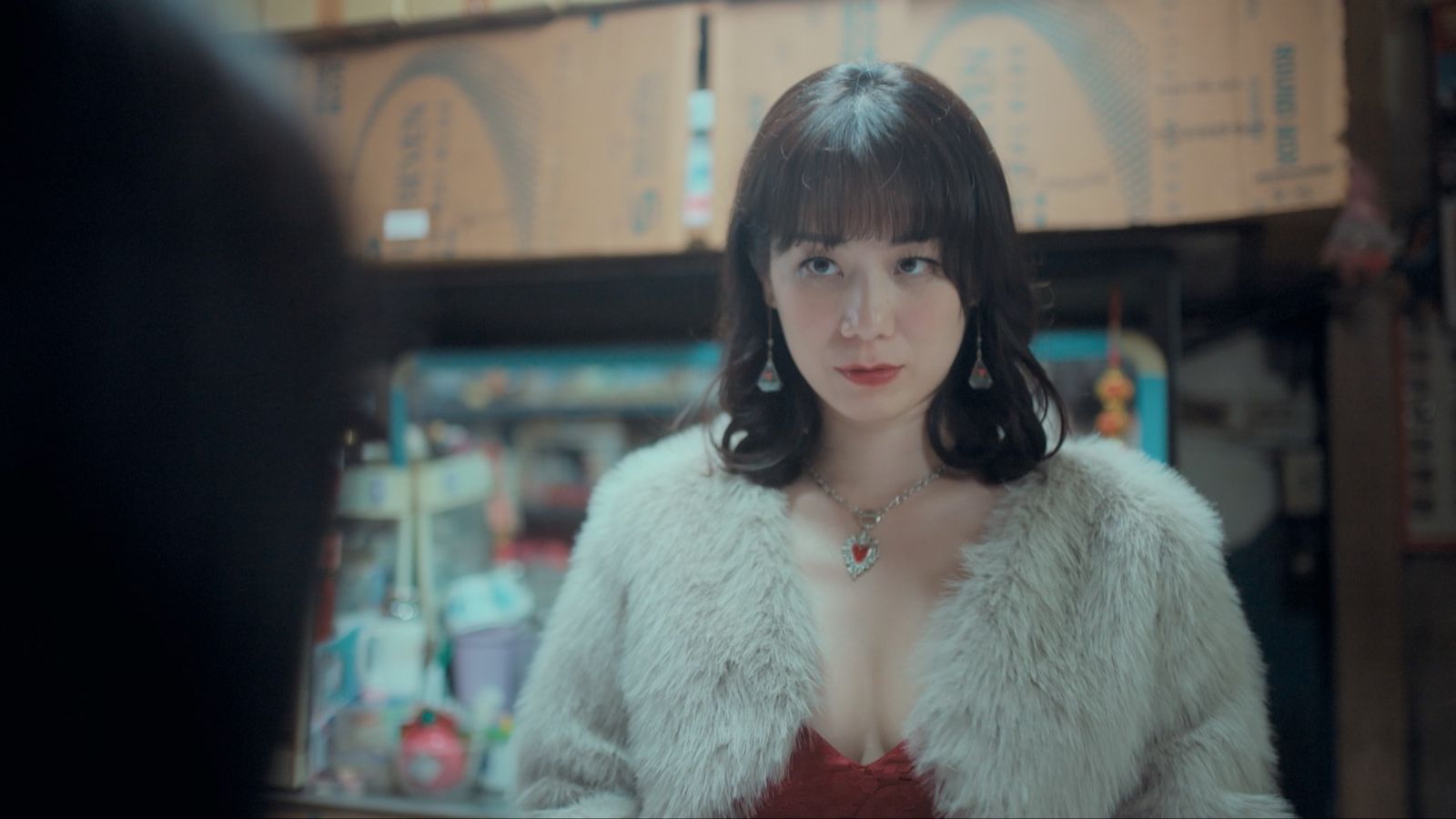 《晚安，瑪卡龍》中，許乃涵飾演靠身體賺錢的姜芬芬，劇中穿著清涼。公視提供