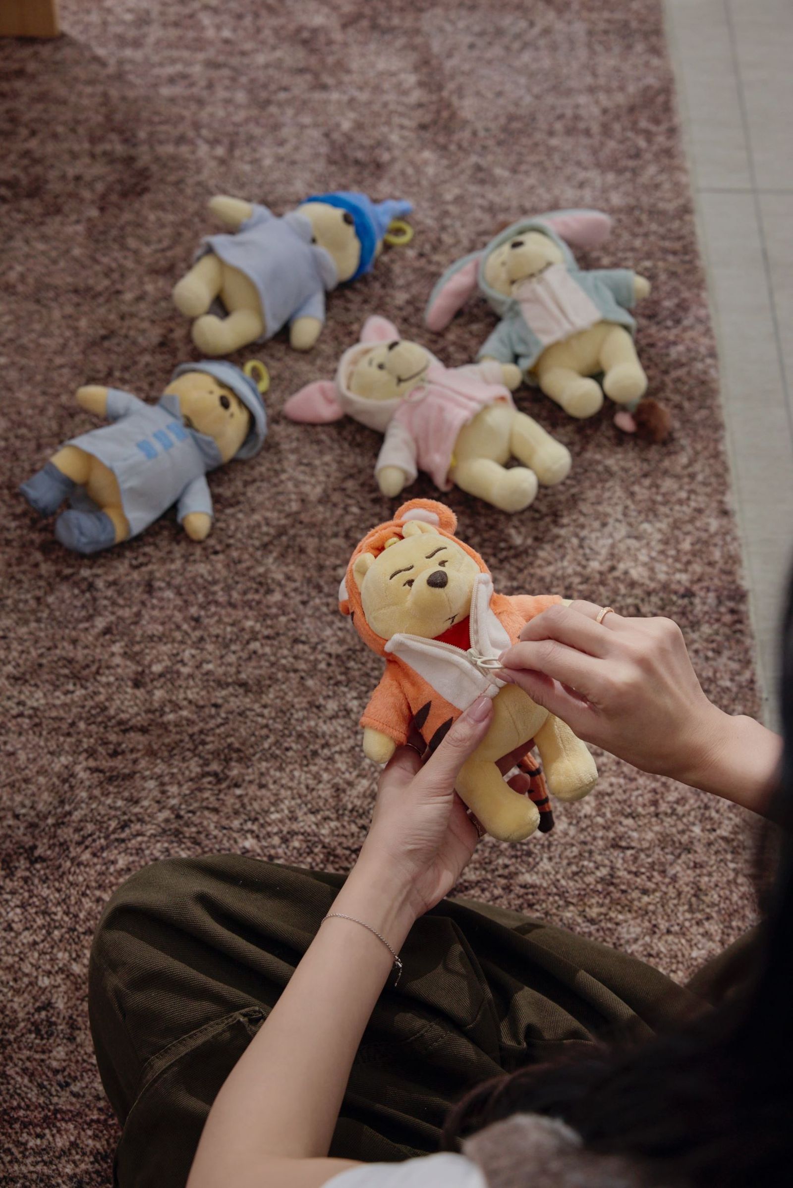 限量布偶吊飾零錢包+變裝衣服組，共有5款布偶和5款衣服隨機組合。（7-ELEVEN供圖）