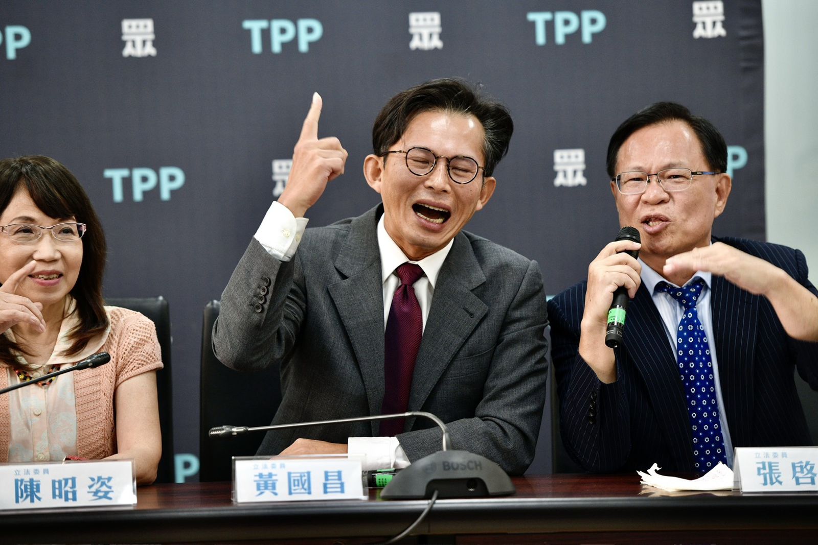 作者指出,當狗仔成為政客的親信,民主就不再是人民共同建構的制度,而只是一場仇恨驅動的權力選秀節目。攝影李智為